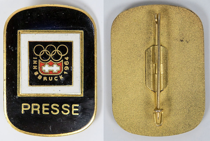 Teilnehmerabzeichen Innsbruck 1964 „PRESSE“. Bronze, vergoldet, mehrfarbig emailliert. 3x4,2 cm.