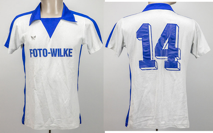 Blau-weißes Erima Trikot mit der Rückennummer "14" mit der Werbeaufschrift "Foto - Wilke". Verein unbekannt. Ca. 1978. Status:ACA.