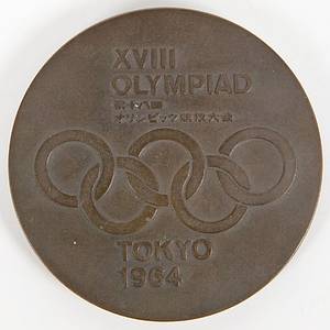 XVIII. Olympische Sommerspiele Tokyo 1964. Entwurf: Okamoto/Tanaka. Bronze, 6,1 cm.  In Originalholzkassette mit Goldprägung. - Bild 3