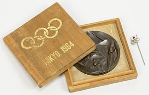 XVIII. Olympische Sommerspiele Tokyo 1964. Entwurf: Okamoto/Tanaka. Bronze, 6,1 cm.  In Originalholzkassette mit Goldprägung. - Bild 4