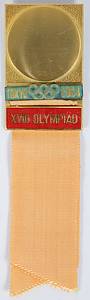 Offizielles Teilnehmerabzeichen Tokyo 1964 „XVIII Olympiad“. Für Sonderdelegierte. Bronze, vergoldet. Schriftleiste rot emailliert. Seidenband in sandfarben. 14x3,8cm. In original Box. - Bild 2