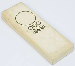 Offizielles Teilnehmerabzeichen Tokyo 1964 „XVIII Olympiad“. Für Sonderdelegierte. Bronze, vergoldet. Schriftleiste rot emailliert. Seidenband in sandfarben. 14x3,8cm. In original Box. - Bild 5