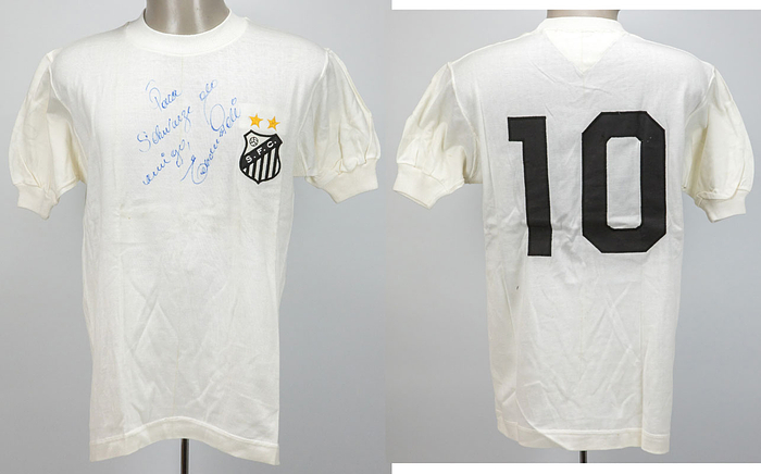Original match issued Spielertrikot vom FC Santos (Brasilien) ca. 1973/74 mit der Rückennummer 10 von Pele. Mit Original Widmung von Pele auf der Vorderseite. Ungetragen. Ca. 1973/74. Status:ABAx.