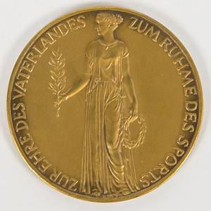 Offizielle Erinnerungsmedaille (Bronze, 3,5 cm) für die Sommerspiele (v. K.Roth) in schwarzer Bakelitfassung mit aufgedruckten Olympischen Ringen. Hinten mit Bakelitfüsschen zum Aufstellen des Rahmens, 8x6 cm. - Bild 3
