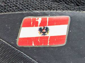 Original match worn Spielertrikot von Österreich mit der Rückennummer 7. Getragen von Marko Arnautovic am 20.03.2025 im Relegatiobsspiel zur UEFA Nations League gegen Serbien. Österreich - Serbien 1:1. Trikot mit original Autograph von Arnautovic. Dabei: Original match worn Spielerschuhe vom ÖFB aus dem Playoff-Spiel vom 20.03.2025 gegen Serbien. Österreich - Serbien 1:1 Getragen von Marko Arnautovic im Relegationsspiel zur UEFA Nations League gegen Serbien.Beide Schuhe mit original Autograph von Arnautovic. Außerdem: Original match worn Spiel-Wimpel vom Relegationsspiel zur UEFA Nations League von Serbien übergeben an Österreich. Österreich - Serbien 1:1. Es handelt sich um einen farbig bestickten Seidenwimpel. Spiel Wimpel; Größe 46cm x 35cm; mit vergoldeter Stange und Seiden-Fransen; Schriftzug ' Football Association of Serbia UNL 2025 Play Offs Austria - Serbia Vienna 20.03.2025' auf Vorderseite gestickt; mit gesticktem Wappen von Serbien auf der Rückseite. Status:ABA. - Bild 19