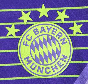 Original match worn Torwart-Trikot von Bayern München mit der Rückennummer 1. Getragen von Manuel Neuer in einem Spiel der Fußball Bundsliga in der Saison 2024/2025. Neuer ist Fußball-Weltmeister 2014. Status:ABB. - Bild 4