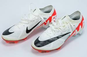 Original match worn Spielerschuhe der Marke Nike aus der Bundesliga Saison 2024/2025. Getragen von Joshua Kimmich in einem Spiel der Fußball Bundesliga für den FC Bayern München in der Saison 2024/2025. Mit original orthopädischen Einlagen!! Status:ABB. - Bild 2