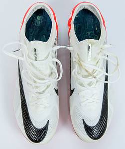 Original match worn Spielerschuhe der Marke Nike aus der Bundesliga Saison 2024/2025. Getragen von Joshua Kimmich in einem Spiel der Fußball Bundesliga für den FC Bayern München in der Saison 2024/2025. Mit original orthopädischen Einlagen!! Status:ABB. - Bild 3