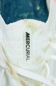 Original match worn Spielerschuhe der Marke Nike aus der Bundesliga Saison 2024/2025. Getragen von Joshua Kimmich in einem Spiel der Fußball Bundesliga für den FC Bayern München in der Saison 2024/2025. Mit original orthopädischen Einlagen!! Status:ABB. - Bild 4