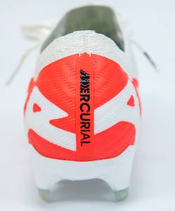 Original match worn Spielerschuhe der Marke Nike aus der Bundesliga Saison 2024/2025. Getragen von Joshua Kimmich in einem Spiel der Fußball Bundesliga für den FC Bayern München in der Saison 2024/2025. Mit original orthopädischen Einlagen!! Status:ABB. - Bild 5