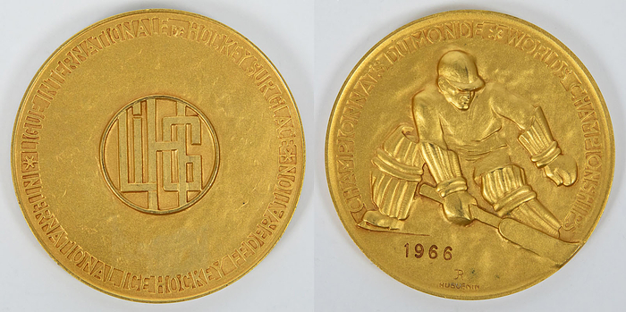 Goldmedaille der Eishockey - Weltmeisterschaften 1966 in Ljubljana mit der Inschrift „Championnat du Monde. World Championship" und der Gravur "1966“. Bekamen die Spieler der UdSSR für den Weltmeister Titel. Hersteller: "Hugenin". Bronze, vergoldet, 6 cm.