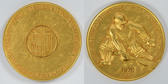 Goldmedaille der Eishockey - Weltmeisterschaften 1970 in Stockholm mit der Inschrift „Championnat du Monde. World Championship" und der Gravur "1970“. Bekamen die Spieler der UdSSR für den Weltmeister Titel. Hersteller: "Hugenin". Bronze, vergoldet, 6 cm.