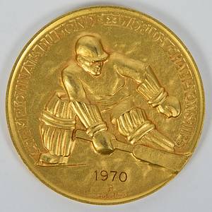 Goldmedaille der Eishockey - Weltmeisterschaften 1970 in Stockholm mit der Inschrift „Championnat du Monde. World Championship" und der Gravur "1970“. Bekamen die Spieler der UdSSR für den Weltmeister Titel. Hersteller: "Hugenin". Bronze, vergoldet, 6 cm. - Bild 2