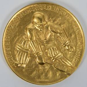 Goldmedaille der Eishockey - Weltmeisterschaften 1974 in Helsinki mit der Inschrift „Championnat du Monde. World Championship" und der Gravur "1974“. Bekamen die Spieler der UdSSR für den Weltmeister Titel. Hersteller: "Hugenin". Bronze, vergoldet, 6 cm. - Bild 2