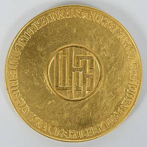 Goldmedaille der Eishockey - Weltmeisterschaften 1974 in Helsinki mit der Inschrift „Championnat du Monde. World Championship" und der Gravur "1974“. Bekamen die Spieler der UdSSR für den Weltmeister Titel. Hersteller: "Hugenin". Bronze, vergoldet, 6 cm. - Bild 3