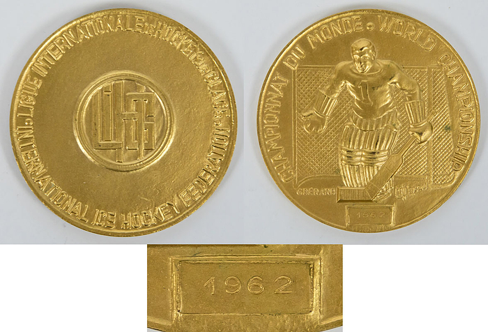 Goldmedaille der Eishockey - Weltmeisterschaften 1962 in Colorrado Springs mit der Inschrift „Championnat du Monde. World Championship 1962". Bekamen die Spieler von Schweden für den Weltmeister Titel. Hersteller: "G.Berad". Bronze, vergoldet, 6 cm.