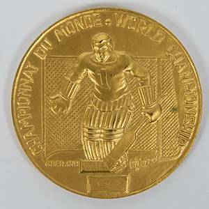 Goldmedaille der Eishockey - Weltmeisterschaften 1962 in Colorrado Springs mit der Inschrift „Championnat du Monde. World Championship 1962". Bekamen die Spieler von Schweden für den Weltmeister Titel. Hersteller: "G.Berad". Bronze, vergoldet, 6 cm. - Bild 2