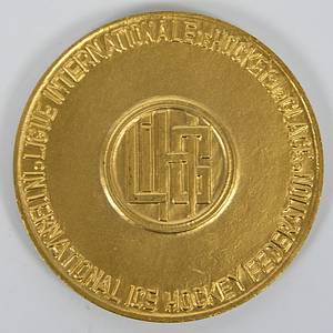 Goldmedaille der Eishockey - Weltmeisterschaften 1962 in Colorrado Springs mit der Inschrift „Championnat du Monde. World Championship 1962". Bekamen die Spieler von Schweden für den Weltmeister Titel. Hersteller: "G.Berad". Bronze, vergoldet, 6 cm. - Bild 3