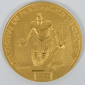 Goldmedaille der Eishockey - Weltmeisterschaften 1961 in Genf / Lausanne mit der Inschrift „Championnat du Monde. World Championship 1961". Bekamen die Spieler von Kanada für den Weltmeister Titel. Hersteller: "G.Berad". Bronze, vergoldet, 6 cm. - Bild 2