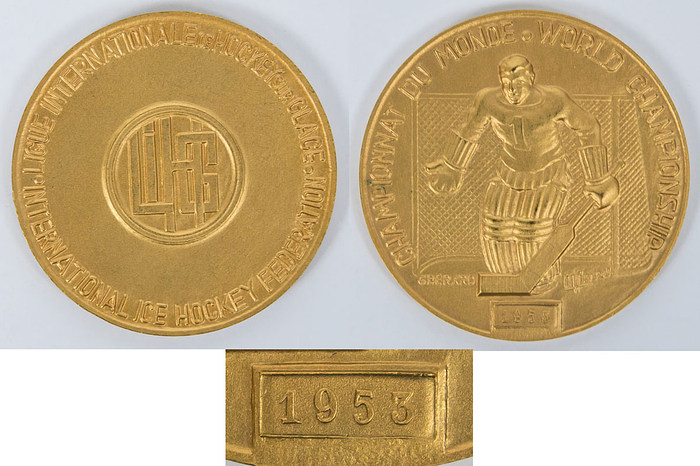 Goldmedaille der Eishockey - Weltmeisterschaften 1953 in Basel /Zürich mit der Inschrift „Championnat du Monde. World Championship 1953". Bekamen die Spieler von Schweden für den Weltmeister Titel. Hersteller:  "G.Berad". Bronze, vergoldet, 6 cm.