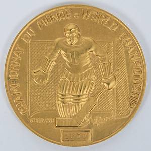 Goldmedaille der Eishockey - Weltmeisterschaften 1953 in Basel /Zürich mit der Inschrift „Championnat du Monde. World Championship 1953". Bekamen die Spieler von Schweden für den Weltmeister Titel. Hersteller:  "G.Berad". Bronze, vergoldet, 6 cm. - Bild 2