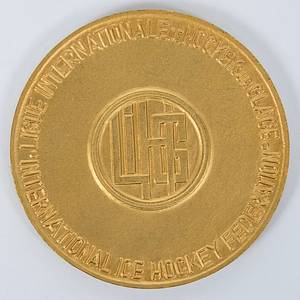 Goldmedaille der Eishockey - Weltmeisterschaften 1953 in Basel /Zürich mit der Inschrift „Championnat du Monde. World Championship 1953". Bekamen die Spieler von Schweden für den Weltmeister Titel. Hersteller:  "G.Berad". Bronze, vergoldet, 6 cm. - Bild 3