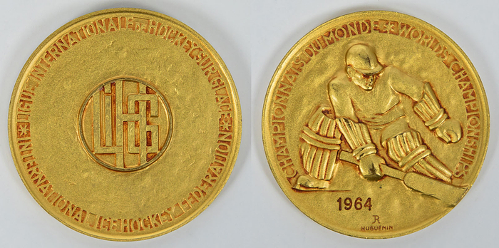 Goldmedaille der Eishockey - Weltmeisterschaften 1964 die Rahmen der Olympische Spiele 1964 in Innsbruck ausgetragen wurden. Der Olympiasieger war auch Weltmeister und erhielt neben der Goldmedaille der Olympiade 1964 auch eine Goldmedaille der IIHF (Internationaler Eishockeyverband) mit der Inschrift „Championnat du Monde. World Championship" und der Gravur "1964“. Bekamen die Spieler der UdSSR für den Weltmeister Titel und Olympiasieg. Hersteller: "Hugenin". Bronze, vergoldet, 6 cm.