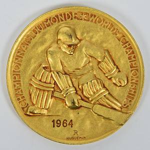 Goldmedaille der Eishockey - Weltmeisterschaften 1964 die Rahmen der Olympische Spiele 1964 in Innsbruck ausgetragen wurden. Der Olympiasieger war auch Weltmeister und erhielt neben der Goldmedaille der Olympiade 1964 auch eine Goldmedaille der IIHF (Internationaler Eishockeyverband) mit der Inschrift „Championnat du Monde. World Championship" und der Gravur "1964“. Bekamen die Spieler der UdSSR für den Weltmeister Titel und Olympiasieg. Hersteller: "Hugenin". Bronze, vergoldet, 6 cm. - Bild 2