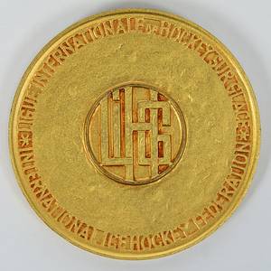 Goldmedaille der Eishockey - Weltmeisterschaften 1964 die Rahmen der Olympische Spiele 1964 in Innsbruck ausgetragen wurden. Der Olympiasieger war auch Weltmeister und erhielt neben der Goldmedaille der Olympiade 1964 auch eine Goldmedaille der IIHF (Internationaler Eishockeyverband) mit der Inschrift „Championnat du Monde. World Championship" und der Gravur "1964“. Bekamen die Spieler der UdSSR für den Weltmeister Titel und Olympiasieg. Hersteller: "Hugenin". Bronze, vergoldet, 6 cm. - Bild 3