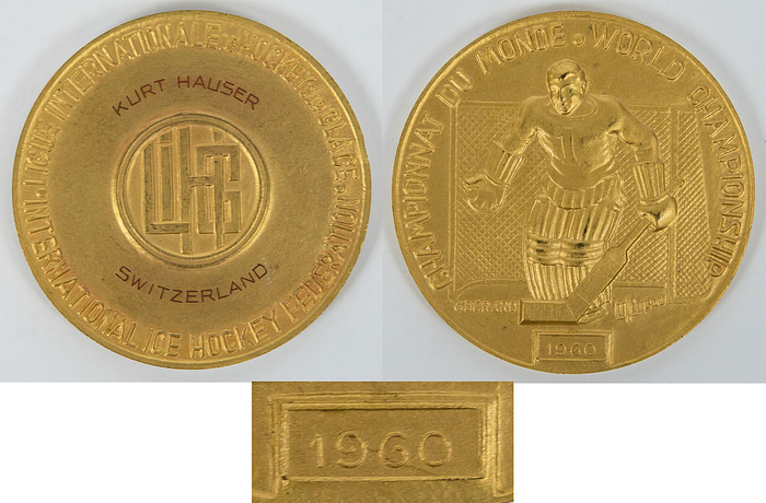 Goldmedaille der Eishockey - Weltmeisterschaften 1960 die Rahmen der Olympische Spiele 1960 in Squaw Valley ausgetragen wurden. Der Olympiasieger war auch Weltmeister und erhielt neben der Goldmedaille der Olympiade 1960 auch eine Goldmedaille der IIHF (Internationaler Eishockeyverband) mit der Inschrift „Championnat du Monde. World Championship 1960". Bekamen die Spieler der USA für den Weltmeister Titel und Olympiasieg. Das Endspiel bestritten die USA v Kanada. Hersteller: "G.Berad". Bronze, vergoldet, 6 cm --wenig kleine Kratzer am Rand.