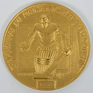 Goldmedaille der Eishockey - Weltmeisterschaften 1960 die Rahmen der Olympische Spiele 1960 in Squaw Valley ausgetragen wurden. Der Olympiasieger war auch Weltmeister und erhielt neben der Goldmedaille der Olympiade 1960 auch eine Goldmedaille der IIHF (Internationaler Eishockeyverband) mit der Inschrift „Championnat du Monde. World Championship 1960". Bekamen die Spieler der USA für den Weltmeister Titel und Olympiasieg. Das Endspiel bestritten die USA v Kanada. Hersteller: "G.Berad". Bronze, vergoldet, 6 cm --wenig kleine Kratzer am Rand. - Bild 2