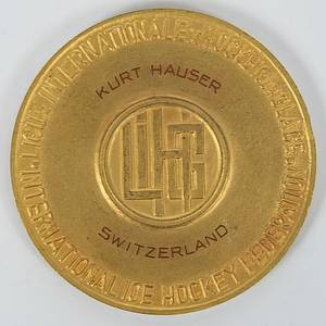 Goldmedaille der Eishockey - Weltmeisterschaften 1960 die Rahmen der Olympische Spiele 1960 in Squaw Valley ausgetragen wurden. Der Olympiasieger war auch Weltmeister und erhielt neben der Goldmedaille der Olympiade 1960 auch eine Goldmedaille der IIHF (Internationaler Eishockeyverband) mit der Inschrift „Championnat du Monde. World Championship 1960". Bekamen die Spieler der USA für den Weltmeister Titel und Olympiasieg. Das Endspiel bestritten die USA v Kanada. Hersteller: "G.Berad". Bronze, vergoldet, 6 cm --wenig kleine Kratzer am Rand. - Bild 3