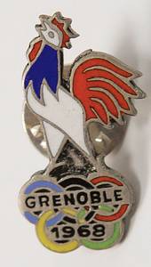 „Grenoble 1968“. Offizielles Mannschaftsabzeichen von Frankreich für die Olympischen Winterspiele 1968. Bronze, versilbert, farbig emailliert. 3x2 cm. - Bild 2