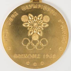 Siegermedaille für den 1.Platz im Eishockey für die UdSSR bei den Olympischen Winterspielen Grenoble 1968. Mit der Aufschrift "Hockey sur Glace". Silber, vergoldet (6 cm, Gewicht 122 Gramm) mit Seidenband im Originaletui. - Bild 3