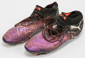 Original match worn Spielertrikot von Österreich mit der Rückennummer 7. Getragen von Marko Arnautovic am 20.03.2025 im Relegatiobsspiel zur UEFA Nations League gegen Serbien. Österreich - Serbien 1:1. Trikot mit original Autograph von Arnautovic. Dabei: Original match worn Spielerschuhe vom ÖFB aus dem Playoff-Spiel vom 20.03.2025 gegen Serbien. Österreich - Serbien 1:1 Getragen von Marko Arnautovic im Relegationsspiel zur UEFA Nations League gegen Serbien.Beide Schuhe mit original Autograph von Arnautovic. Außerdem: Original match worn Spiel-Wimpel vom Relegationsspiel zur UEFA Nations League von Serbien übergeben an Österreich. Österreich - Serbien 1:1. Es handelt sich um einen farbig bestickten Seidenwimpel. Spiel Wimpel; Größe 46cm x 35cm; mit vergoldeter Stange und Seiden-Fransen; Schriftzug ' Football Association of Serbia UNL 2025 Play Offs Austria - Serbia Vienna 20.03.2025' auf Vorderseite gestickt; mit gesticktem Wappen von Serbien auf der Rückseite. Status:ABA. - Bild 6