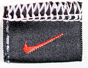 Original match worn Spielertrikot vom Hamburger SV mit der Rückennummer 21. Getragen von Tomaz Ujfalusi am 03.08.2003 im Spiel anlässlich der 40-jährigen Mitgliedschaft in der Fußball Bundesliga. Jubiläums-Trikot 40 Jahre Bundesliga. Ujfalusi ist 78-facher Nationalspieler von Tschechien und erzielte frn Treffer um 1:0. Status:AAB. - Bild 7