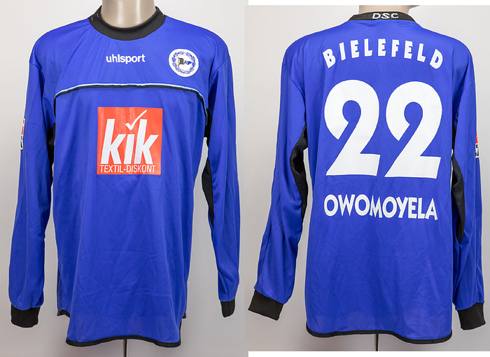 Original match worn Spielertrikot von der DSC Arminia Bielefeld mit der Rückennummer 22. Getragen von Patrick Owomoyela in einem Spiel der 2. Fußball Bundesliga in der Saison 2003/2004. Status:ABB.