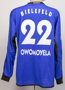 Original match worn Spielertrikot von der DSC Arminia Bielefeld mit der Rückennummer 22. Getragen von Patrick Owomoyela in einem Spiel der 2. Fußball Bundesliga in der Saison 2003/2004. Status:ABB. - Bild 3