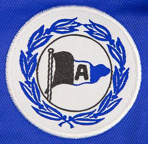 Original match worn Spielertrikot von der DSC Arminia Bielefeld mit der Rückennummer 22. Getragen von Patrick Owomoyela in einem Spiel der 2. Fußball Bundesliga in der Saison 2003/2004. Status:ABB. - Bild 4