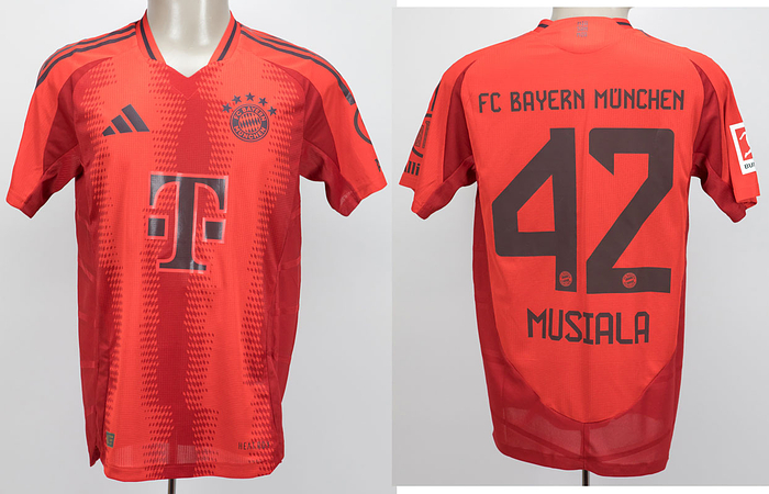Original match worn Spielertrikot vom FC Bayern München mit der Rückennummer 42. Getragen von Jamal Musiala in einem Spiel der  Fußball Bundesliga in der Saison 2024/2025. Musiala ist 40-facher Nationalspieler von Deutschland. Status:ABB.