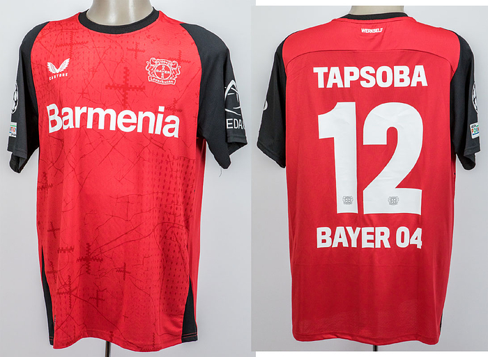 Original match worn / issued Spielertrikot von Bayer 04 Leverkusen mit der Rückennummer 12. Getragen von Edmund Tabsoba am 05.03.2025 im Achtelfinale der UEFA Champions League gegen den FC Bayern München. Bayern - Bayer 04 3:0. Tabsoba ist 51-facher Nationalspieler von Burkina Faso. Status:AAB.