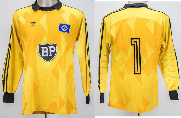 Original match worn Torwart-Trikot vom Hamburger SV mit der Rückennummer 1. Getragen von Uli Stein in einem Spiel des DFB Pokals in der Saison 1986/1987. Uli Stein ist DFB Pokal Sieger 1987. Status:ABC.