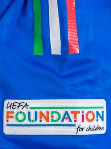 Original match-worn/issued shirt Italy with the number 18. Worn by Nicolo Barella on June 24, 2024, in the European Football Championship group match against Croatia. Croatia - Italy 1:1. Barella is the 2021 European Football Champion. Status: AAC --Short-sleeved jersey; size M; rubberized association logo, 4 World Cup stars, adidas logo and match details; rubberized player name and number (front and back); rubberized 'L'Italia Chiamo' lettering on the back of the collar; with UEFA European Champions 2020 trophy patch and UEFA Foundation for children patch; adidas Heat.Rdy. Condition: A - Bild 9