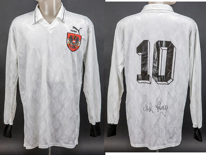 Original match worn Spielertrikot von Österreich mit der Rückennummer 10. Getragen von Andreas Herzog am 18.11.1992 im Freundschaftsspiel gegen Deutschland. Deutschland - Österreich 0:0. Herzog ist 103-fachder Nationalspieler von Österreich. Trikot mit original Autograph von Andreas Herzog unter der Rückennummer. Status:AAC.