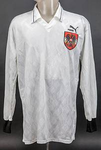 Original match worn Spielertrikot von Österreich mit der Rückennummer 10. Getragen von Andreas Herzog am 18.11.1992 im Freundschaftsspiel gegen Deutschland. Deutschland - Österreich 0:0. Herzog ist 103-fachder Nationalspieler von Österreich. Trikot mit original Autograph von Andreas Herzog unter der Rückennummer. Status:AAC. - Bild 2