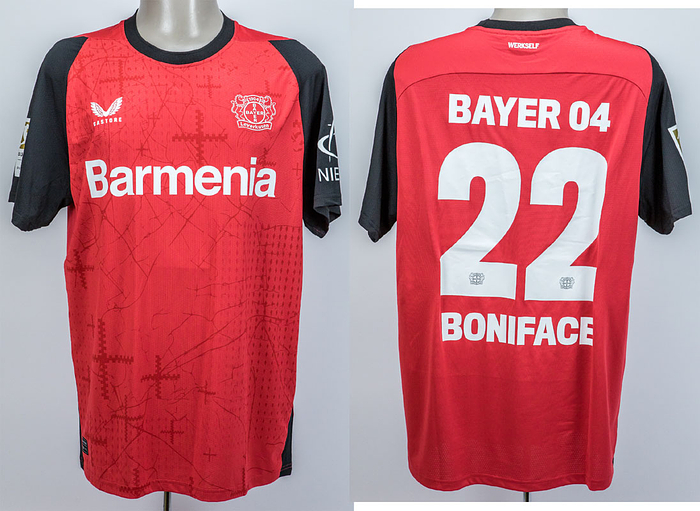 Original match worn Spielertrikot von Bayer 04 Leverkusen mit der Rückennummer 22. Getragen von Victor Boniface in einem Spiel der Fußball Bundesliga in der Saison 2024/2025. Boniface ist 8-facher Nationalspieler von Nigeria. Status:AAB.