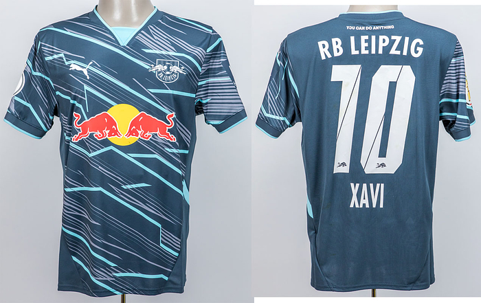 Original match issued Spielertrikot vom RB Leipzig mit der Rückennummer 10. Vorbereitet für Xavi Simons am 02.04.2025 im Halbfinalspiel des DFB Pokals gegen den VfB Stuttgart. Stuttgart - RB 3:1. Xavi ist 26-facher Nationalspieler von den Niederlande. Status:AAB.