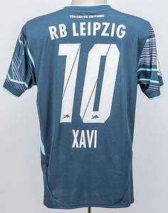Original match issued Spielertrikot vom RB Leipzig mit der Rückennummer 10. Vorbereitet für Xavi Simons am 02.04.2025 im Halbfinalspiel des DFB Pokals gegen den VfB Stuttgart. Stuttgart - RB 3:1. Xavi ist 26-facher Nationalspieler von den Niederlande. Status:AAB. - Bild 3
