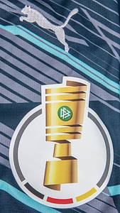 Original match issued Spielertrikot vom RB Leipzig mit der Rückennummer 10. Vorbereitet für Xavi Simons am 02.04.2025 im Halbfinalspiel des DFB Pokals gegen den VfB Stuttgart. Stuttgart - RB 3:1. Xavi ist 26-facher Nationalspieler von den Niederlande. Status:AAB. - Bild 5