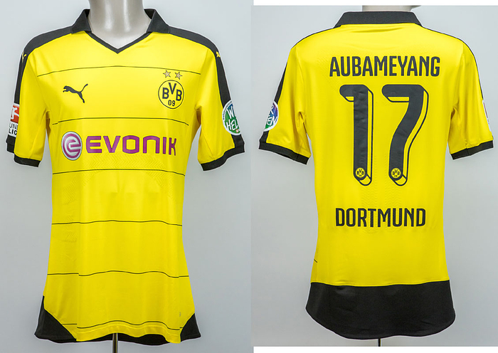 Original match worn / issued Spielertrikot von Borussia Dortmund mit der Rückennummer 17. Getragen von Pierre-Emerick Aubameyang am 20.09.2015 im Spiel der Fußball Bundesliga gegen Bayer 04 Leverkusen. BVB - Bayer 04 3:0. Aubameyang ist 80-facher Nationalspieler von Gabun. Trikot mit Sonder-Patch von Bild und Hermes 'Wir Helfen #refugeeswelcome'. Status:AAC.